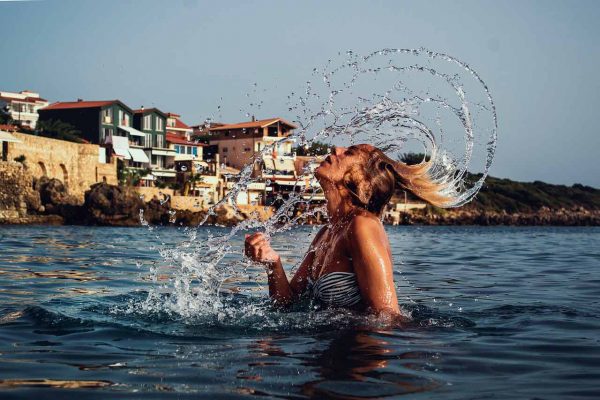 ¿CÓMO ACONSEJAR AL CLIENTE PARA PUEDA PROTEGER SU CABELLO DEL SOL?