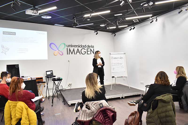 ¿POR QUÉ DEBE UN PROFESIONAL HACER CURSOS DE PELUQUERÍA?